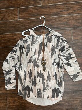 Source Unknown Blush & Gray Camo Cold-Shoulder Long Sleeve Top